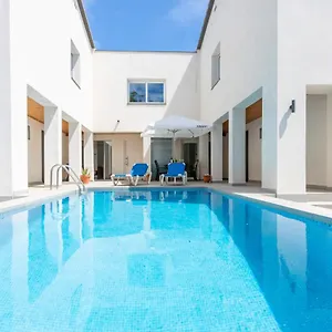 https://goldhome-new-house-with-private-heated-pool-parking.catalonia-hotels.com